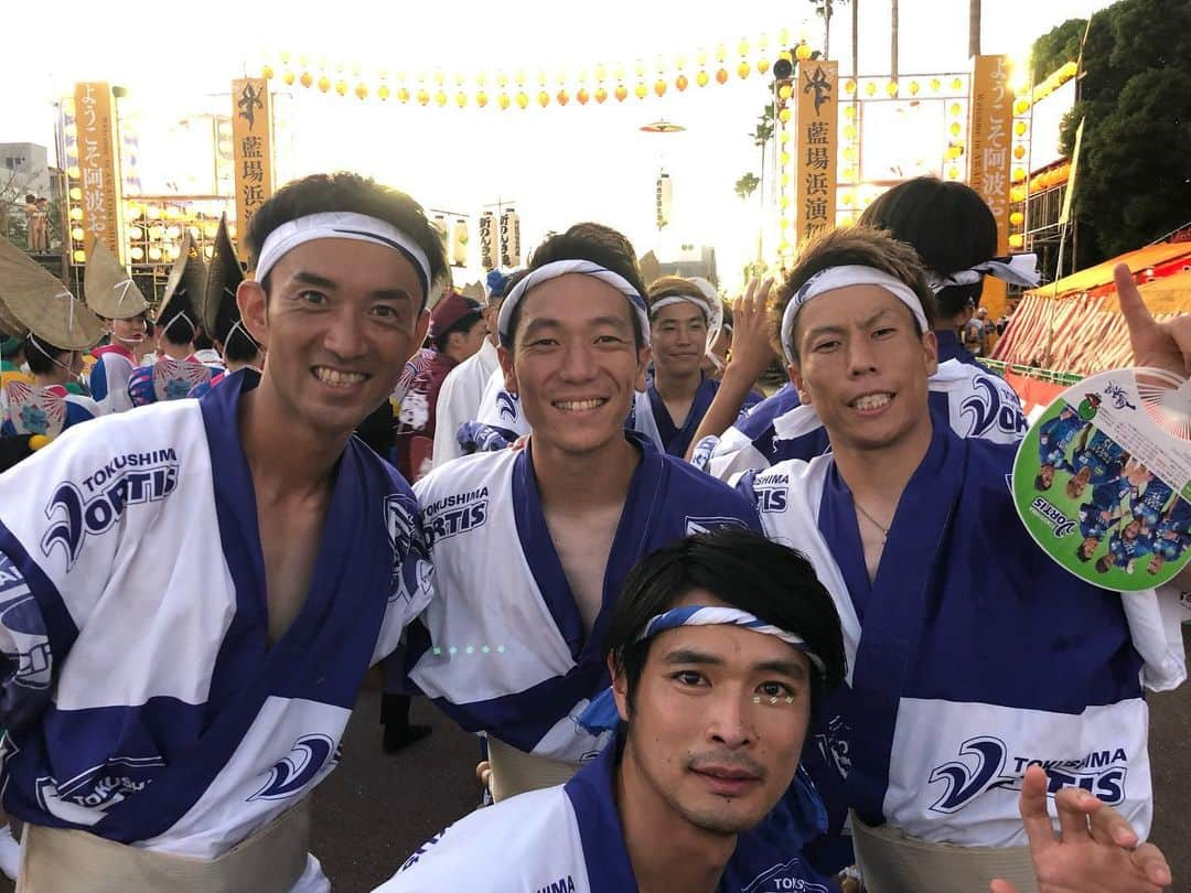 島屋八徳さんのインスタグラム写真 - (島屋八徳Instagram)「阿波踊り！ サイコーです！ 迫力、熱気、笑顔！ とりあえず楽しすぎ！ このパワーを天皇杯 リーグ戦に繋げて 連勝街道にしよう！ まずは今週の天皇杯から！ チームみんなで勝利を！  #阿波踊り #徳島ヴォルティス #ヴォルティス連 #阿波踊りが来る度に🎶 #私がやってきます🎶 #チャン石井 #大阪前歯内田 #目になんか映ってるアオくん #俺のカメラ目線は #わかるけど #野村は #どこ見てんだ？w」8月12日 23時32分 - 82ys_official