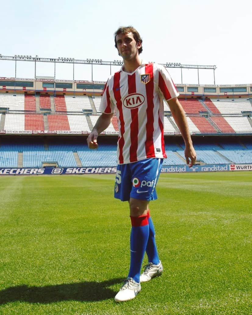 LFPさんのインスタグラム写真 - (LFPInstagram)「🔴⚪️ H I S T O R Y ❤️ M A D E ⚪️🔴 • 🔙 #OnThisDay 9⃣ years ago, @diegogodin put on the red and white for the first time! • #LaLiga #LaLigaSantander #Atleti #Godín #Football #LaLigaHistory」8月12日 23時33分 - laliga