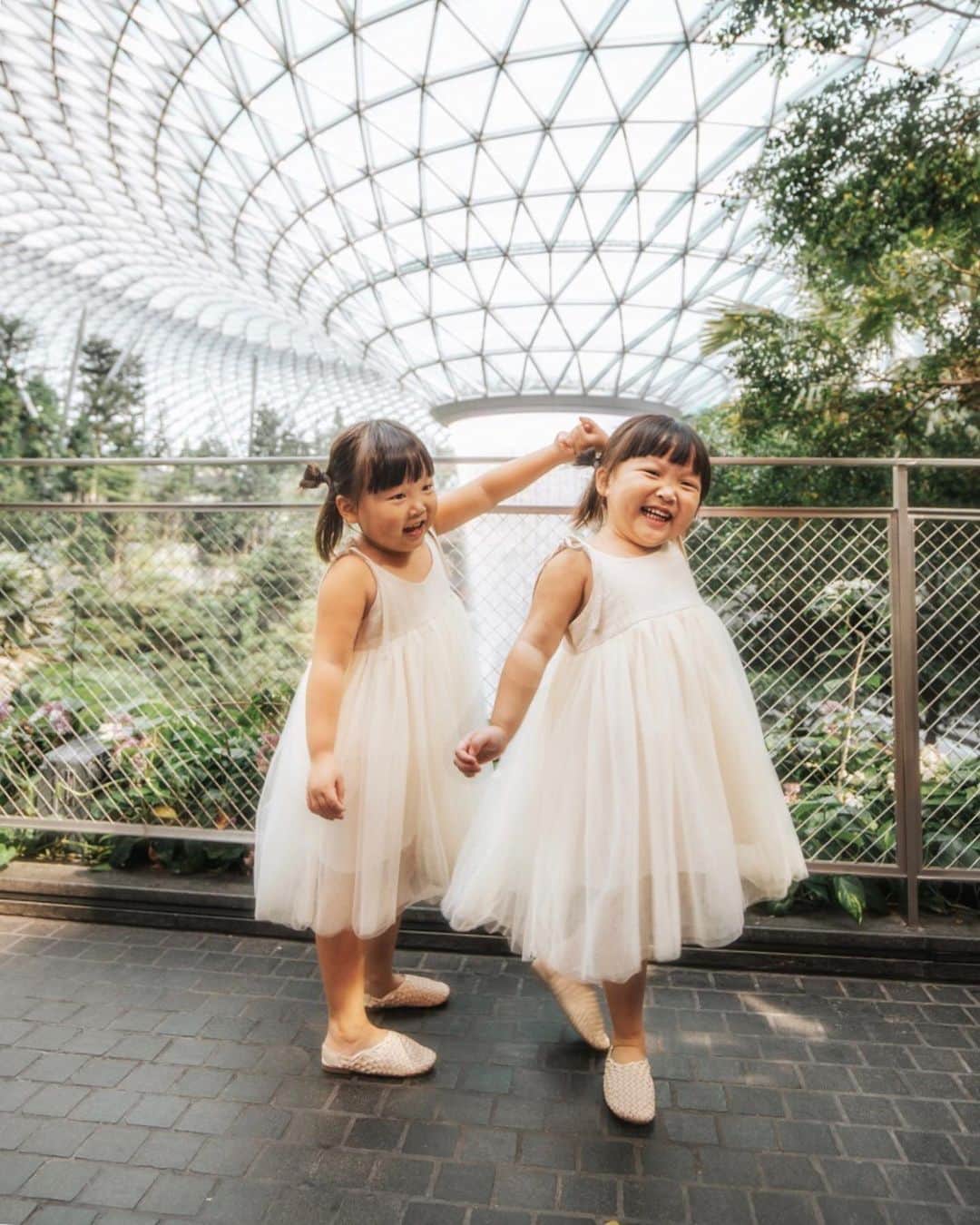 MOMOツインズさんのインスタグラム写真 - (MOMOツインズInstagram)「[INSTAMEET closed] In collaboration with @changiairport, we are hosting an InstaMeet session this 24th August!  Three families (with children aged 4-10 years old) will get to join us on a half-day Eat and Play tour of Changi, including insider access to transit and private areas.  For a chance to join us, simply comment below all three locations shown in this post. We can’t wait to #ExploreChangi with you!  Applicable for local residents only. Entries close on 13th August 2359hrs and winners will be announced on our stories the next day.  Note that a fair bit of walking is required. T&Cs apply.  #ChangiCreators」8月12日 23時35分 - leialauren