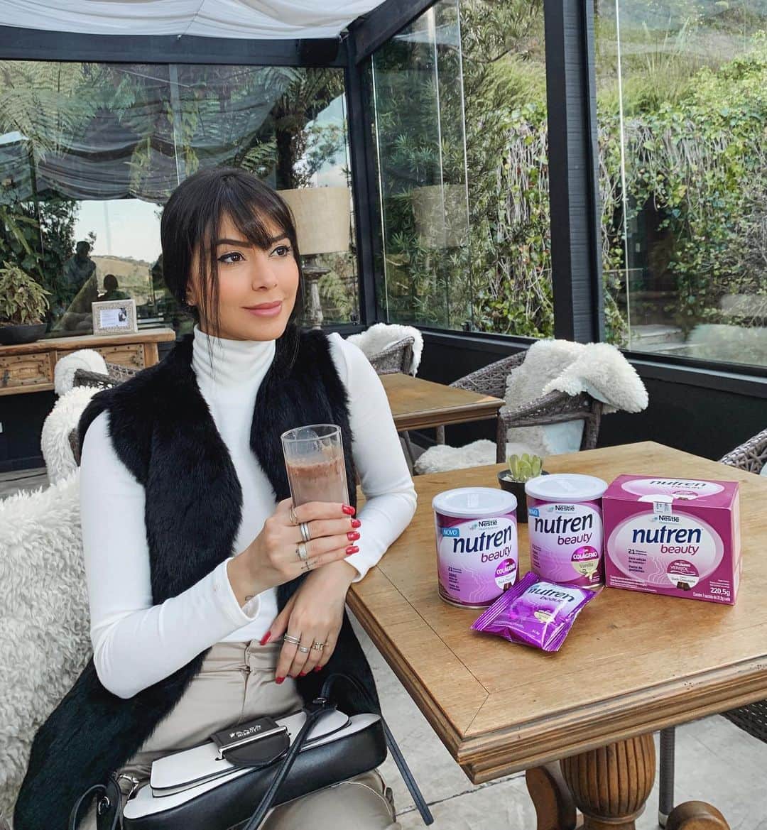 のインスタグラム：「Lacrinhas, já tem uns meses que estou tomando o @nutrenbeauty, o complemento alimentar da Nestlé e estou amando! Ele tem colágeno Verisol, 21 vitaminas e minerais, além de ser zero adição de açúcares. O gosto é maravilhoso e super ajuda pele, cabelo, unhas! Já senti super diferença! *publi」