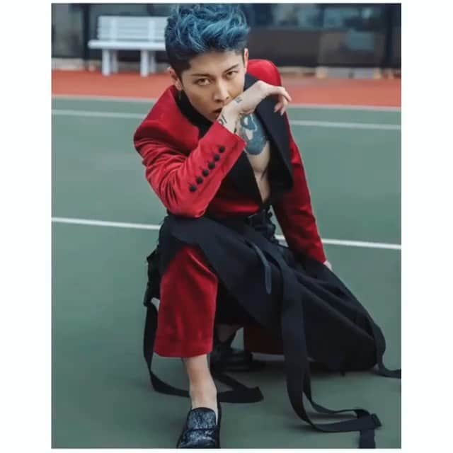 のインスタグラム：「🙌🏻🙌🏻😃💫 #Repost @malanbreton Wherever you go, shine... #miyavi stars in this feature for @avante_mag wearing a suit by #malanbreton styled by @sky_is_dlimit  @miyavi_ishihara @malanbreton」