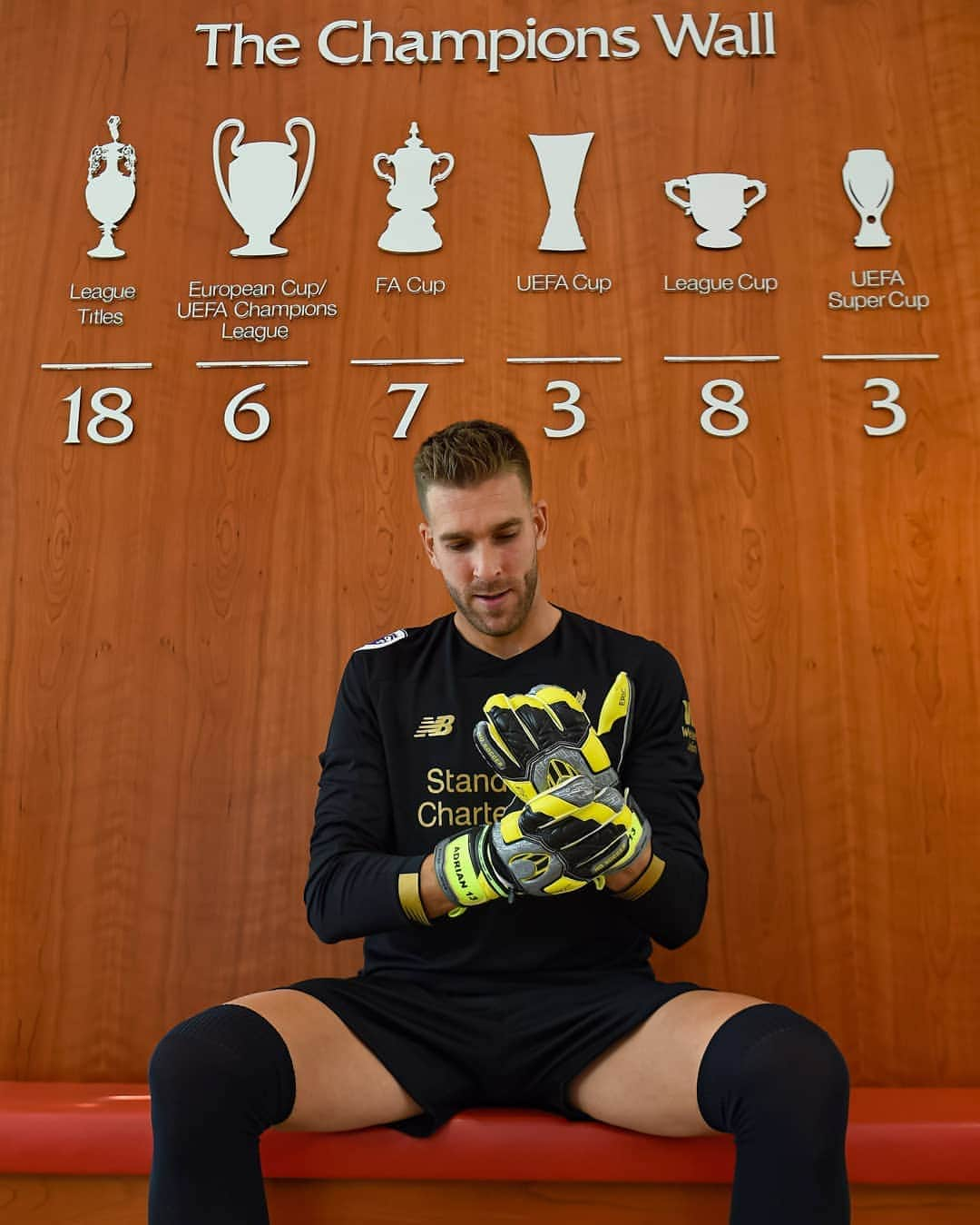 UEFAチャンピオンズリーグさんのインスタグラム写真 - (UEFAチャンピオンズリーグInstagram)「Premier League debut ☑️ #SuperCup & #UCL 🔜❓⁣ ⁣ 🔴 New Liverpool goalkeeper @adr13nsanmiguel 🙌⁣ ⁣ #LFC #transfer」8月12日 23時41分 - championsleague