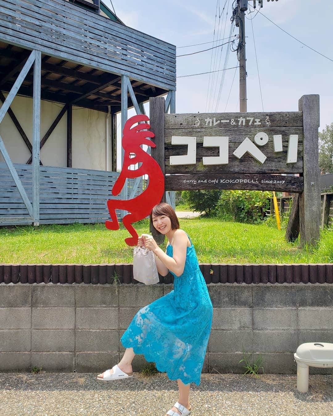 のインスタグラム：「. 夏の思い出🌻 まだ夏真っ盛りだけど🙄  糸島の海に行きました🌊 暑かったので早朝から。 カレー#ココペリ 予約でいっぱいの人気店！ 昼一番でかろうじて入れました🤗 美味しかったなあ🍛 . . #海からのカレー#鉄板でしょ#糸島めぐり#海に入りたい#糸島の海#めちゃ綺麗#大阪育ちの私は#驚愕です」