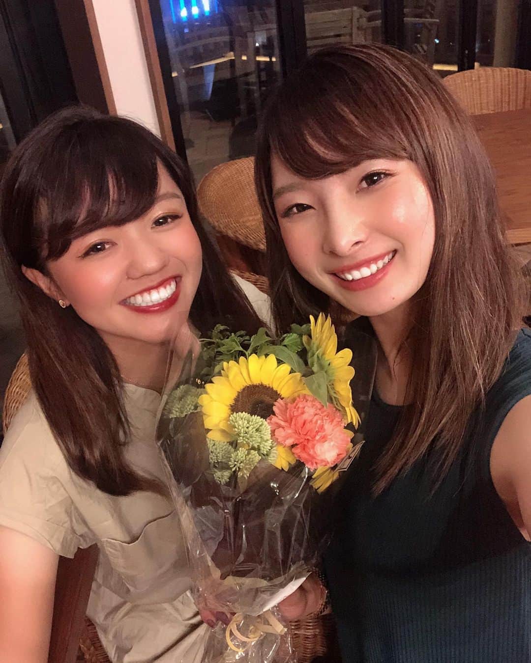 廣田真優のインスタグラム：「しばらく会わなくなるので早めの誕生日をお祝いしたくサプライズで会いに行ってきました🌻 たくさん喜んでるところを見れてよかった☺️ いつもありがとう♥️♥️！ . . 協力をしてもらったかれんパパが今日誕生日だったみたい😌😅 #逗子海岸#カンティーナ逗子#zushi#鶴岡果恋#廣田真優」