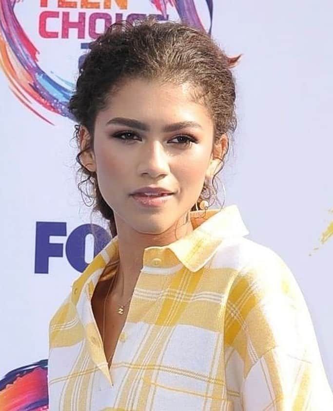 Nylon Magazineさんのインスタグラム写真 - (Nylon MagazineInstagram)「Absolutely obsessed with Zendaya's dadcore look at the Teen Choice Awards」8月12日 23時56分 - nylonmag