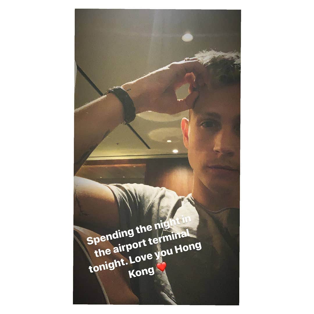 コナー・ボールのインスタグラム：「I never thought the protest of against the extradition bill law to China would be the reason @thevamps stayed at Hong Kong airport. It has been 3 years since they have performed in HK and I miss them sooo much 😢  I feel sorry for making them stuck at the airport just because of what happened in my society (HK). Sadly, the extradition bill protest is still ongoing and tmr the protest will also be continued at the main territories at the airport. I hope the boys are safe at the launch ❤  So much love from Hong Kong x ❤  @bradleywillsimpson @jamesmcvey @connorball @thevampstris  @joemanager」