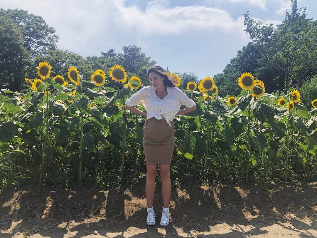 テイラー鈴木さんのインスタグラム写真 - (テイラー鈴木Instagram)「It’s crazy what your body goes through to make a little human lol 🤯 still not used to it all but enjoying every minute of it 🌻  体ができることが本当にすごいと思います。😌❣️ #29weeks #29週間 #bumpdate」8月12日 23時54分 - taylorsuzuki