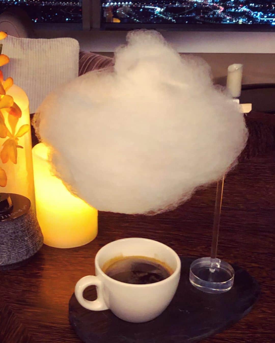 ソニア・スイさんのインスタグラム写真 - (ソニア・スイInstagram)「在88樓喝咖啡和珍奶都有雲飄過，合理。  #最喜歡有你和阿滿姐的101👍❤️ @imleoliu #taipei101」8月12日 23時54分 - suitangtang