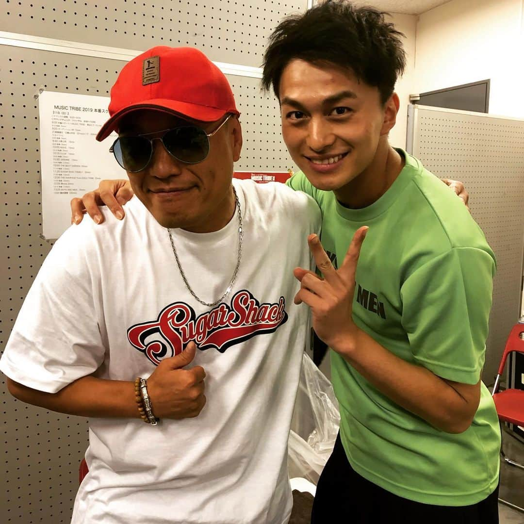 HI-Dさんのインスタグラム写真 - (HI-DInstagram)「嬉しい再会。初めてお会いした時は我が子の為にシャッターを押す父親としてでしたが今回の @musictribe2019 では出演アーティストとして再会できました。心良く写真撮っていただいた上にサプライズのバースデーお祝いの際は一緒に祝っていただき嬉しい限りでした。小林豊さん、ありがとうございました。 #MusicTribe #ssjp #boysandmen #小林豊 #シャプール #駆紋戒斗 #仮面ライダーバロン #SUGARSHACK」8月12日 23時55分 - hid_hideo_jp_suomi