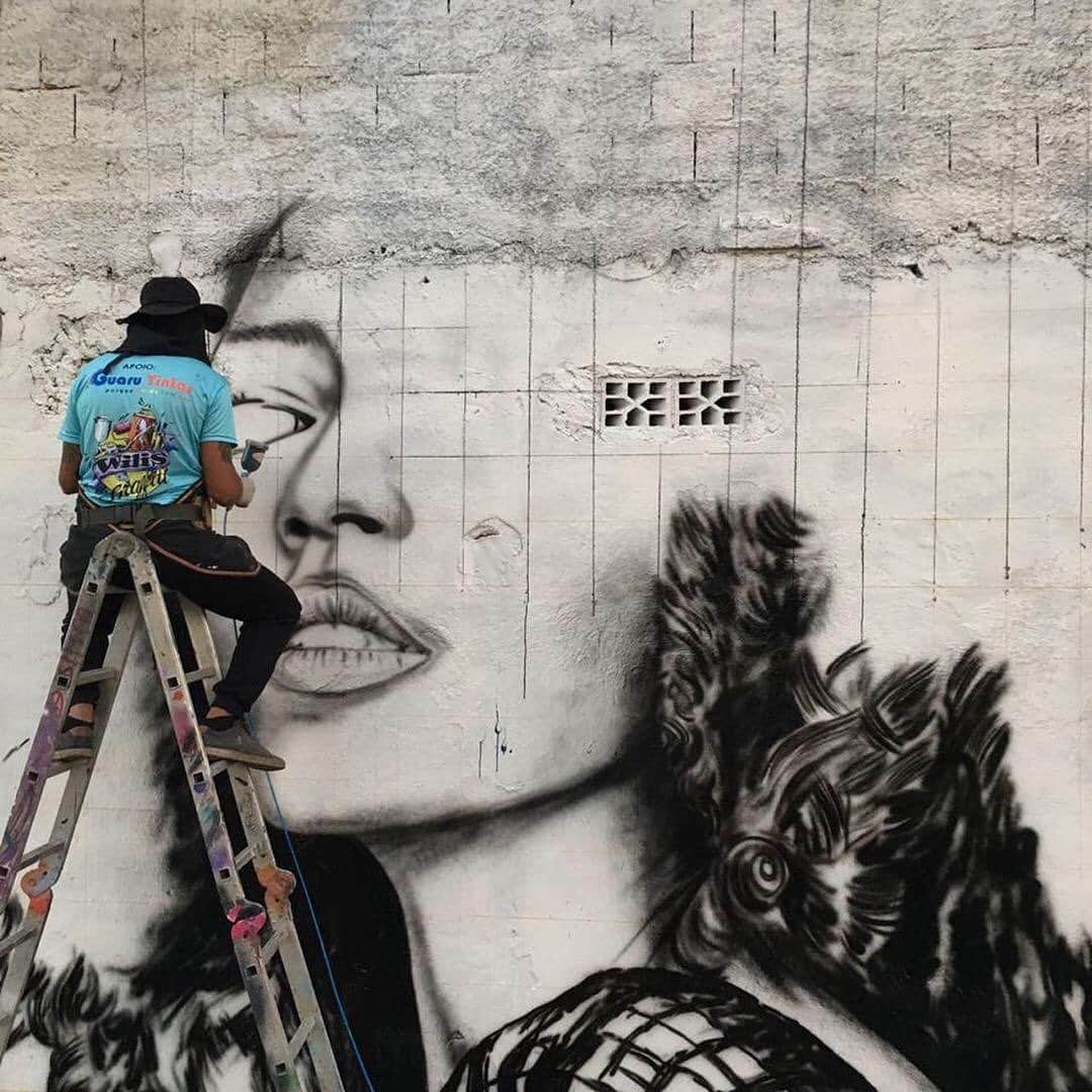 Tais Araújoさんのインスタグラム写真 - (Tais AraújoInstagram)「Bom dia pra você que acordou em versão ‘’grafite nos muros’’💁🏾‍♀ e tá toda derretida com a linda homenagem 😍🥰 ⠀⠀⠀⠀⠀⠀⠀⠀⠀⠀⠀⠀⠀⠀⠀⠀⠀⠀ #Repost @viveremsantoseregiao ⠀⠀⠀⠀⠀⠀⠀⠀⠀⠀⠀⠀⠀⠀⠀⠀ ・・・ ⠀⠀⠀⠀⠀⠀⠀⠀⠀⠀⠀⠀⠀⠀⠀⠀⠀⠀ O muro da Avenida Santos Dumont, em Guarujá, foi revitalizado por um grupo de grafiteiros, como parte do projeto "Cidade Viva". A arte homenageou a atriz Tais Araújo, por conta da representatividade negra e feminina. "A carreira dela e os projetos que ela tem inspiram muitas meninas das comunidades", disse Leila Cavalcante, uma das organizadoras do projeto.⠀⠀⠀⠀⠀⠀⠀⠀⠀ ⠀⠀⠀⠀⠀⠀⠀⠀⠀ ⠀⠀⠀ O Cidade Viva é conduzido por ela e pelo marido @wiliscavalcante41. Começou no Sítio Conceiçãozinha e agora, já conseguiram personalizar diversos cantos da cidade. Os dois querem mostrar para a população que grafite é arte. @taisdeverdade ⠀ #arte #grafite  #viveremsantos #viveremsantoseregiao」8月13日 0時06分 - taisdeverdade