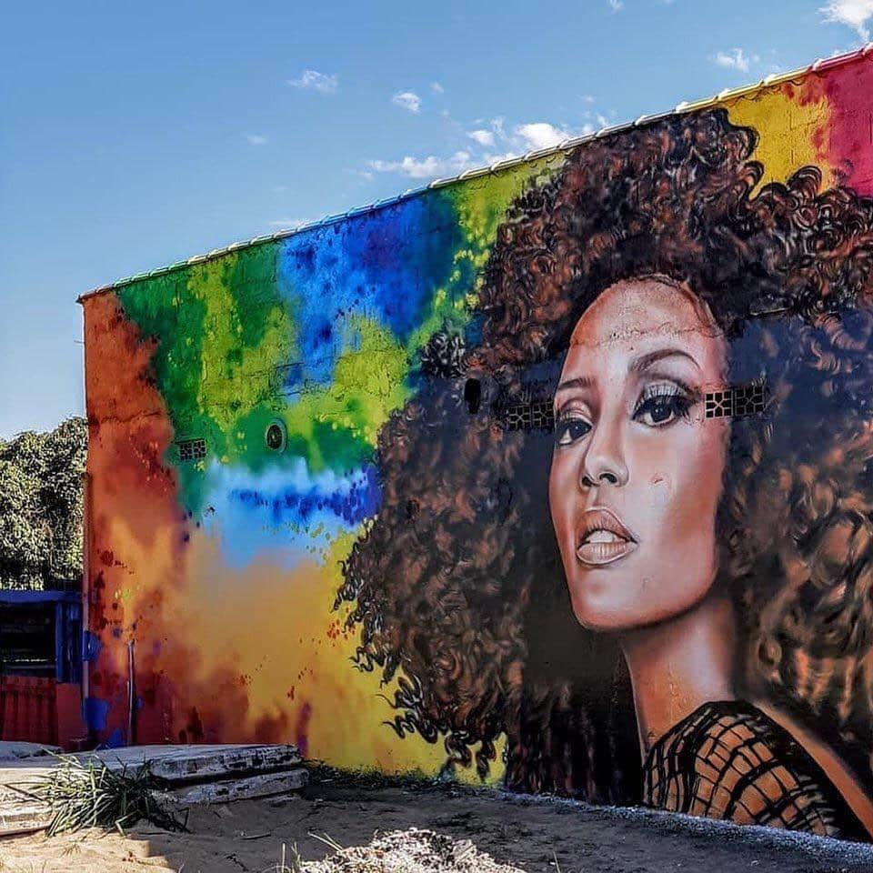 Tais Araújoさんのインスタグラム写真 - (Tais AraújoInstagram)「Bom dia pra você que acordou em versão ‘’grafite nos muros’’💁🏾‍♀ e tá toda derretida com a linda homenagem 😍🥰 ⠀⠀⠀⠀⠀⠀⠀⠀⠀⠀⠀⠀⠀⠀⠀⠀⠀⠀ #Repost @viveremsantoseregiao ⠀⠀⠀⠀⠀⠀⠀⠀⠀⠀⠀⠀⠀⠀⠀⠀ ・・・ ⠀⠀⠀⠀⠀⠀⠀⠀⠀⠀⠀⠀⠀⠀⠀⠀⠀⠀ O muro da Avenida Santos Dumont, em Guarujá, foi revitalizado por um grupo de grafiteiros, como parte do projeto "Cidade Viva". A arte homenageou a atriz Tais Araújo, por conta da representatividade negra e feminina. "A carreira dela e os projetos que ela tem inspiram muitas meninas das comunidades", disse Leila Cavalcante, uma das organizadoras do projeto.⠀⠀⠀⠀⠀⠀⠀⠀⠀ ⠀⠀⠀⠀⠀⠀⠀⠀⠀ ⠀⠀⠀ O Cidade Viva é conduzido por ela e pelo marido @wiliscavalcante41. Começou no Sítio Conceiçãozinha e agora, já conseguiram personalizar diversos cantos da cidade. Os dois querem mostrar para a população que grafite é arte. @taisdeverdade ⠀ #arte #grafite  #viveremsantos #viveremsantoseregiao」8月13日 0時06分 - taisdeverdade