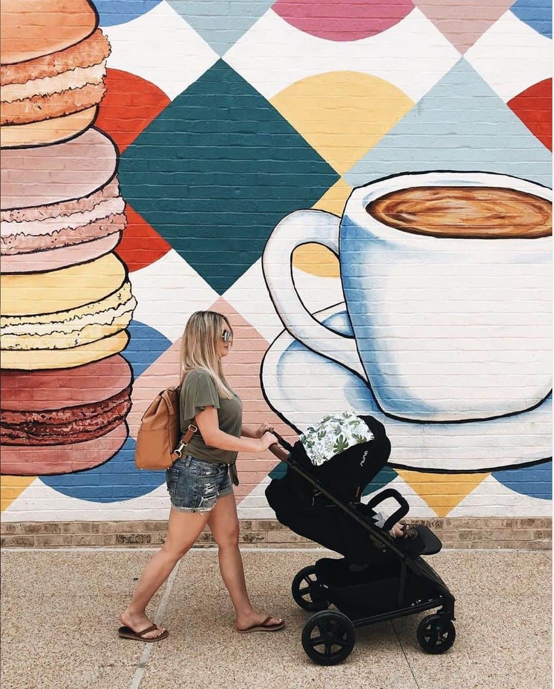 nunaさんのインスタグラム写真 - (nunaInstagram)「Who else needs a cup of coffee this size to start off their week? ☕️ Just like this delicious mural, the TAVO™ is a work of art, designed with every little detail in mind, providing comfort, safety, and style.  PC: @merinicole *TAVO  shown  in Caviar . . . . #Nuna #Nuna_US #NunaTAVO #TAVO #stroller #babygear #babyequipment #needmorecoffee #mondaypickmeup」8月13日 0時00分 - nuna_usa