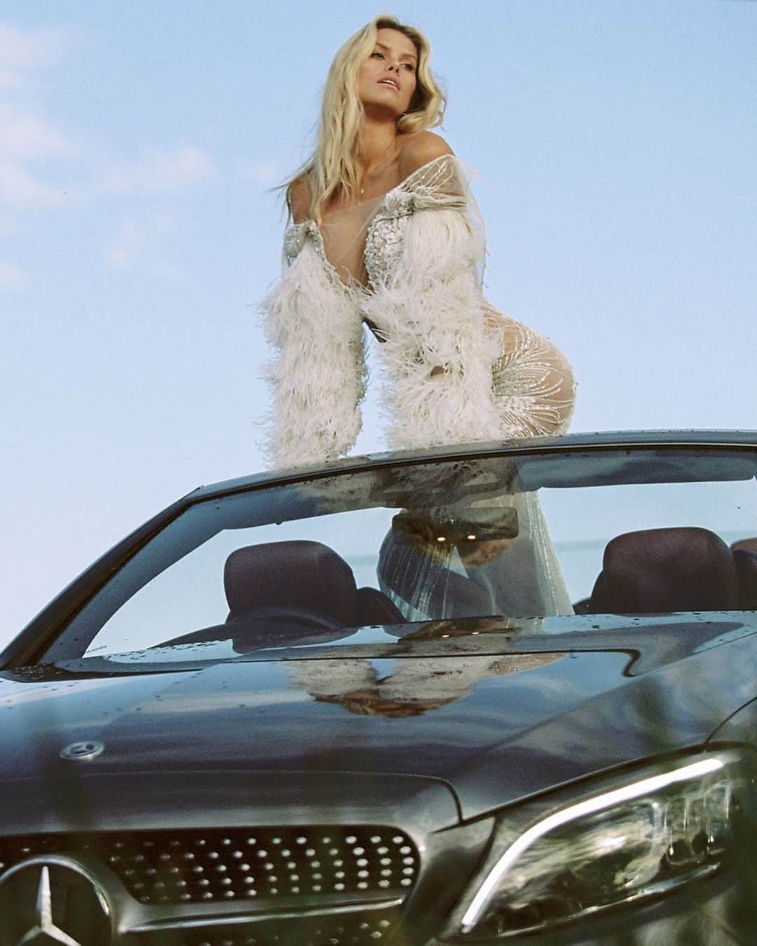 ナタリー・ジェーン・ローザーさんのインスタグラム写真 - (ナタリー・ジェーン・ローザーInstagram)「A visual representation of how I feel every time I’m getting in to my @mercedesbenzau ✨ More to come from this shoot with @bonniecee 📷 Wearing the amazing @lilliankhallouf」8月13日 0時01分 - natalie_roser