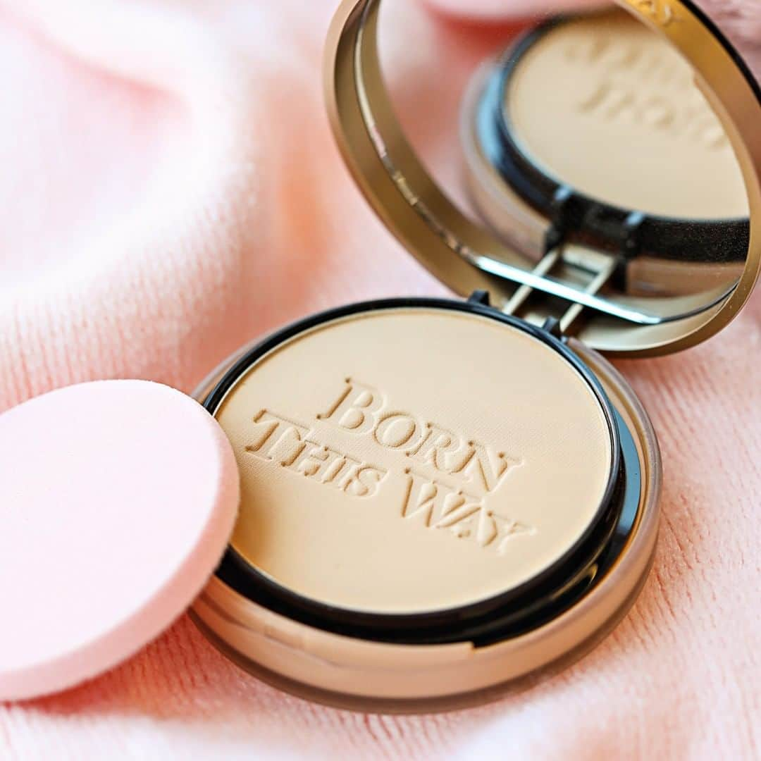 Too Facedさんのインスタグラム写真 - (Too FacedInstagram)「Mondays call for a little extra coverage 😉 Get naturally radiant and flawlessly smooth skin in seconds with our Born This Way Powder Foundation. Available @sephoracanada. #tfbornthisway #toofaced」8月13日 0時01分 - toofaced