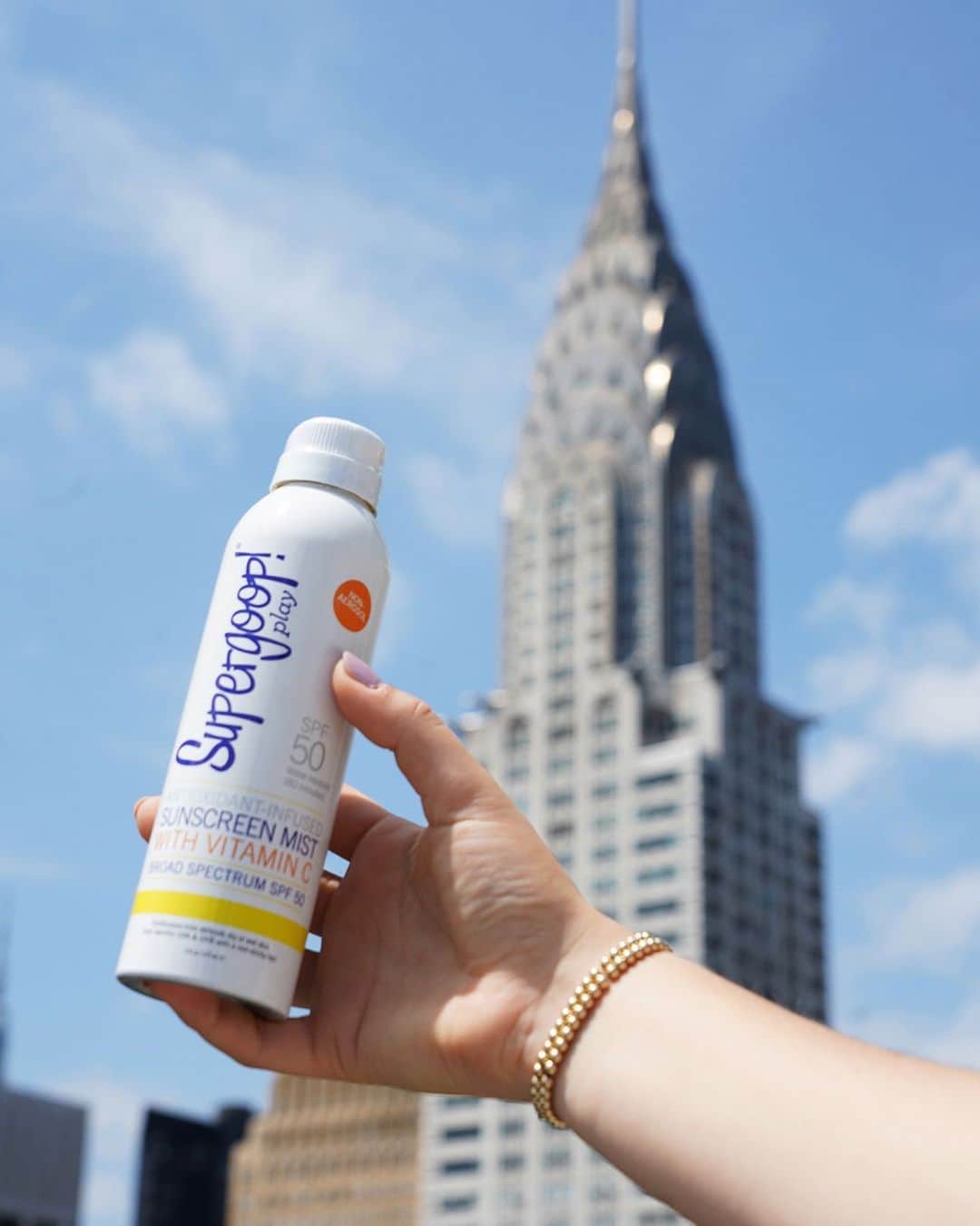 C.O. Bigelowさんのインスタグラム写真 - (C.O. BigelowInstagram)「POWER ⬆ with @supergoop SPF 50 Antioxidant Sunscreen Mist, rich in Vitamin C to help repair ☀️ damage and protect from free radicals in air pollution! 💪」8月13日 0時03分 - cobigelow