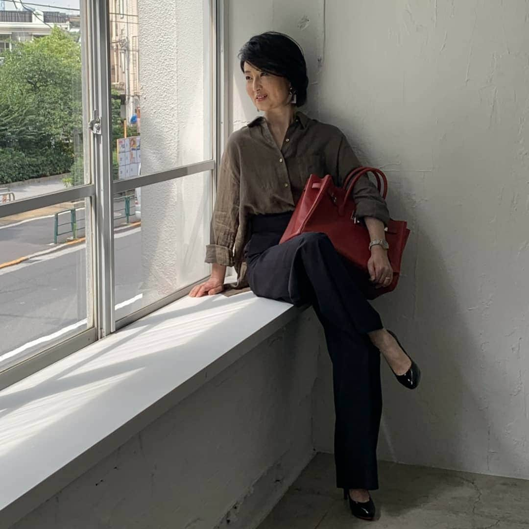 小島奈津子さんのインスタグラム写真 - (小島奈津子Instagram)「2019*8*13 #HERS［ハーズ］9月号 なんとファッションページに😂💦 ． アラフィフ40人の中のひとりとして 「わたしの今を肯定してくれる服」 ． ライターさんをはじめ、カメラマンさん、うちのスタッフに励まされ、持ち上げられ～(笑)なんとか終了！(゜ﾛ゜;ﾉ）ﾉ ． ３頁後に、友人の大人気料理家#小堀紀代美 ちゃん @likelikekitchen のstyleも！ 申年の同級生🐒！彼女の優しい人柄、バイタリティー溢れる生き方に、昔からいつも励まされているのです✨ ． アラフィフ40人の人生観が垣間見れます(*´ー｀*)」8月13日 0時04分 - kojimanatsuko_official