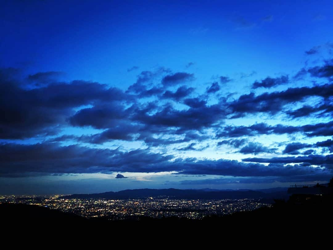 City of Kyoto Official Accountのインスタグラム：「京都の夜景といえば将軍塚が有名ですよね。わずか標高200m余りの丘ですが、高い建物が少ない京都で、夜の町を見下ろせる場所は貴重です。  ところが、京都には将軍塚を凌ぐ最高の#夜景スポット が存在します。それが、#比叡山ドライブウェイ の #展望台 です。  アクセスには自動車が必要となります。京都市内からは、山中越という細い山道を登ることになるので、運転に自信が無い方は滋賀県側から登ることをオススメします。  ドライブウェイへの入場料は800円ちょっとです。展望台からは、琵琶湖方面も見渡すことができます。下界と比べると涼しいので、夏場の観光にはもってこいです。  #奥比叡ドライブウェイ への追加料金（これも800円ちょっと）を支払えば、 #延暦寺 にも行くことができます。ここからこうして京の町を見下ろすことができるのだから、天台宗の祖である伝教大師（最澄）が、ここを修行の場として選んだことにも納得がいきます。  #visitkyoto #visit_kyoto #kyotogenic #art_of_japan #japan_of_insta #loves_united_kyoto #kyototravel #japantrip #kyototrip #ig_kyoto #kyoto_style #kyotohiddengems #enrichyourlife #hieizan #mounthiei  Kyoto Official Travel Guide http://kyoto.travel/en  #京都 #京都ジェニック  #未来に残したい京都  #京都好きな人と繋がりたい #とっておきの京都 #そうだ京都行こう #夜観光 #日本に京都があってよかった #京の夏の旅  オフィシャルサイト「京都観光NAVI」 http://ja.kyoto.travel」