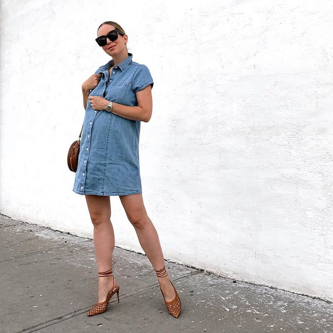 Helena Glazer Hodneさんのインスタグラム写真 - (Helena Glazer HodneInstagram)「I tried on this dress (on stories) with and without a belt and 65% of you voted without belt, so here we are🤙🏻😘| Also, love this easy denim dress that easily transitions from summer to fall! | http://liketk.it/2E66o #bumpstyle #bkblondebump」8月13日 0時08分 - brooklynblonde1