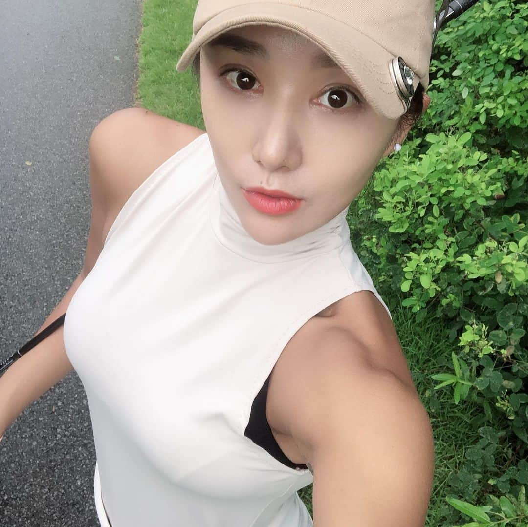 Areum Jungさんのインスタグラム写真 - (Areum JungInstagram)「Summer Family Golf 💖. . 원래는 아주 오랫동안 골프는 가족과는...ㅋ 잘 하지 않았었어요. . . . 그런데 올 해 들어 엄마가 아프게되면서 조금이라도 덜 아프고 건강하게 걸을 수 있을 때 시간을 많이 보내야겠다싶어 이젠 자주 치려고해요. 😭🤣🤣🤣. . 전혀 몰랐고 궁금하지도 않았었는데 보니까 엄마 아빠가 저랑 골프치는걸 좋아한다는 사실도 20년넘게 만에 발견했구요....골프란 것이 사랑하고 소중한 사람들과 함께 할 때 참 행복한 운동이라는 것도 깨달아요. . 이제 사위만 조인되면 퍼펙트 한 팀!!!ㅋㅋㅋㅎㅎㅎ🙌🏼🙌🏼🙌🏼🙌🏼. . . . #골프 #정아름 #골프스윙 #golf #일상 #엄마는다소왕따모드」8月13日 0時15分 - areumjung