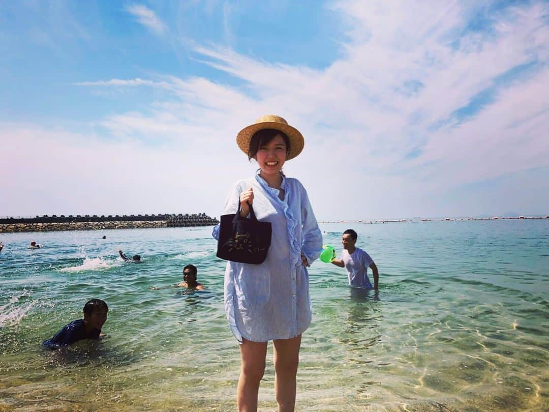 井上侑さんのインスタグラム写真 - (井上侑Instagram)「わたくしは、 生まれて初めて、 この夏、 ビキニを着ると、 ラジオで申し上げてしまいました。  今年こそはと、挑んだ2019年、夏。  井上侑  32歳  確かに、着ております。  誰も待っていないとおもいますが、一応、SNSにアップするとラジオでもお話してしまったゆえ、こちらに。  この、かっぽう着のような、シャツの下に、ネットで購入した、超ハイウエスト、デカパンツの、何とも言えないオレンジ色のビキニ🍊  偉そうに、腰に手を当て、 確かに、着用しております。  日焼け止めだけ顔に塗り、ガッツリ泳ぐべく、どスッピンで挑んだ、愛媛、上灘の海よ。  シャツを着たまま、後ろに見えます防波堤の方まで泳ぎまして、海の気持ち良さ、体感しました。（←何度かシャツの重みに、ぶくぶくと沈みかけましたが。汗 ⚠️良い子の皆さんは、服は脱いで入りましょう👙⚠️） 日差しも暑すぎず、何より愛媛の海が綺麗で、浅瀬で浸かっていると、いつまでもこうしていたくなるほど海水の気持ちい〜いこと。  海に行くというハードルが１つ下がり、来年も行きたいと今から思っているわけであります。  #かっぽう着 #海よ #双海 #海水浴 #透き通る海 #sea #えひめ #上灘 #抹茶バニラ #ソフトクリーム #チーズハットグ #初めて食べた #芙蓉 #タカサゴユリ #flowers #ふたみ #ビキニ #有言実行⁉︎ #是非ご覧いただきたい のは #美しい景色」8月13日 0時08分 - yuinouehappy