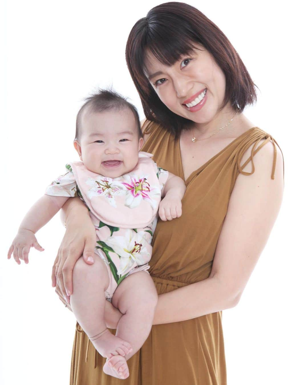 庄司ゆうこさんのインスタグラム写真 - (庄司ゆうこInstagram)「今日はSmilingBabyの撮影でした^_^ 赤ちゃんの笑顔の不思議なパワーで、社会や身近な人たちを幸せな気持ちにしたいという思いからフォトグラファーの堀口マモルさんが立ち上げた社会貢献活動です(^^) 生後3ヶ月から6ヶ月のbabyちゃんは、愛想笑いを知らない、本物のピュアスマイルなので、見てるだけでまわりもどんどん笑顔になっていくよね✨ 世界をスマイルでつつむプロジェクト！ ももちゃん撮影前にたーっぷりお昼寝したから撮影中は終始ご機嫌ニコニコももちゃんでした💕 終わったら帰りのタクシーで瞬殺で寝ちゃったけどね😂笑 SmilingBabyで検索してHPみてくださいね(^^) トップページももちゃん載ってます🤗 #スマイリングベイビー#生後4ヶ月#赤ちゃんの笑顔#親バカ#女の子ママ#赤ちゃん撮影#ベビー服#ドルガバ#完全に親の趣味#社会貢献活動#npo法人#ボランティア活動#フォトグラファー#堀口マモル#よく頑張った#ももちゃんです🤗」8月13日 0時09分 - yuko.shoji