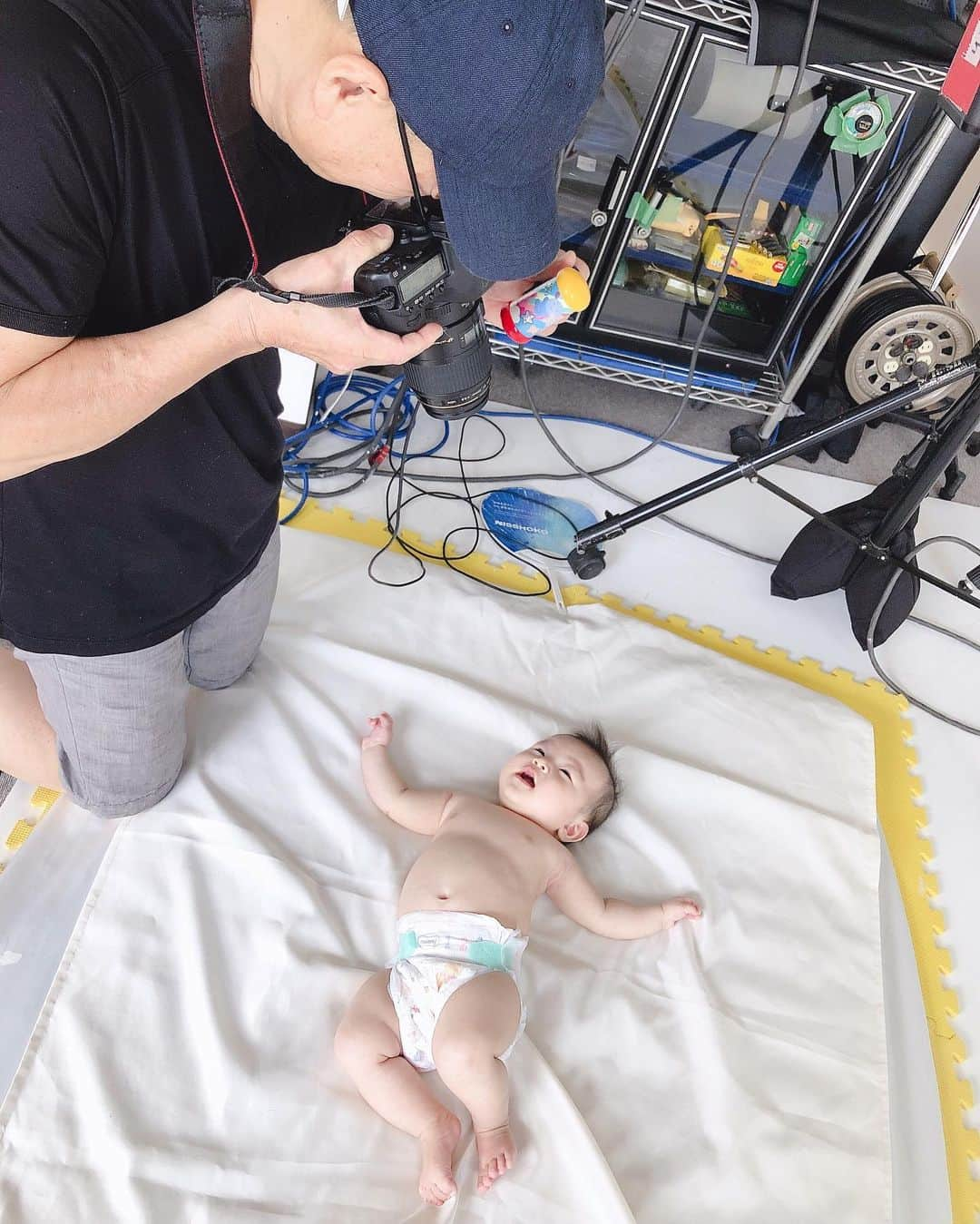 庄司ゆうこさんのインスタグラム写真 - (庄司ゆうこInstagram)「今日はSmilingBabyの撮影でした^_^ 赤ちゃんの笑顔の不思議なパワーで、社会や身近な人たちを幸せな気持ちにしたいという思いからフォトグラファーの堀口マモルさんが立ち上げた社会貢献活動です(^^) 生後3ヶ月から6ヶ月のbabyちゃんは、愛想笑いを知らない、本物のピュアスマイルなので、見てるだけでまわりもどんどん笑顔になっていくよね✨ 世界をスマイルでつつむプロジェクト！ ももちゃん撮影前にたーっぷりお昼寝したから撮影中は終始ご機嫌ニコニコももちゃんでした💕 終わったら帰りのタクシーで瞬殺で寝ちゃったけどね😂笑 SmilingBabyで検索してHPみてくださいね(^^) トップページももちゃん載ってます🤗 #スマイリングベイビー#生後4ヶ月#赤ちゃんの笑顔#親バカ#女の子ママ#赤ちゃん撮影#ベビー服#ドルガバ#完全に親の趣味#社会貢献活動#npo法人#ボランティア活動#フォトグラファー#堀口マモル#よく頑張った#ももちゃんです🤗」8月13日 0時09分 - yuko.shoji