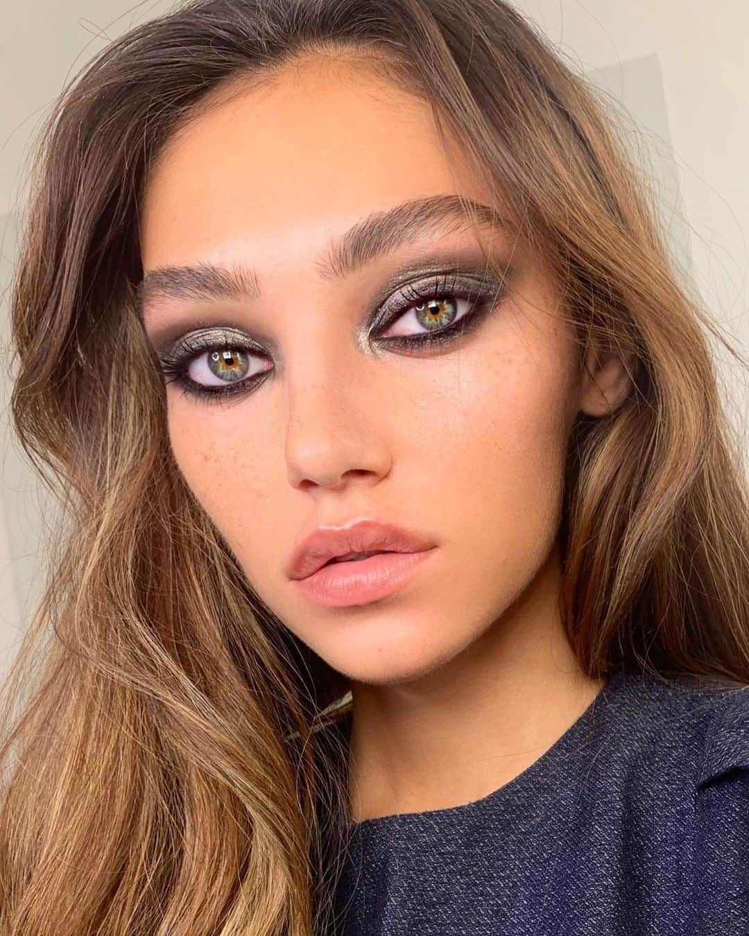 シャーロット・ティルベリーさんのインスタグラム写真 - (シャーロット・ティルベリーInstagram)「Darlings, I love this MESMERISING, charcoal black smokey eye makeup look by #TeamTilbury!! It’s the PERFECT inspiration for your Saturday night out makeup look! 👁📸✨ #GetTheLook: 👁 EYES 👁 Colour Chameleon in Black Diamonds Eyes to Mesmerise in Smokey Grey Rock ‘N’ Kohl in Bedroom Black Full Fat Lashes Mascara Legendary Brows 👄 LIPS 👄  #HotLips 2 in Enigmatic Edward 🌟 COMPLEXION 🌟  Magic Cream Eye Rescue Magic Away Airbrush Flawless Finish Powder - - - #CharlotteTilbury #MakeupInspiration #SaturdayNight #Makeup #Beauty #SmokeyEye #NudeLip」8月13日 0時10分 - charlottetilbury