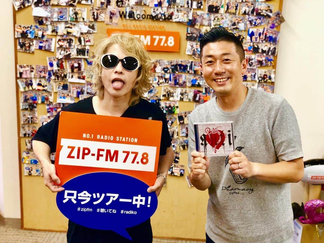 のインスタグラム：「10代の頃に聴いてた音楽を聴くコーナー、#teenTime で、 「初めて行ったライブがオフコースだったねー」と、HYDE さん。 「あの頃の小田和正さんの年齢超えちゃったんだよなぁ、俺」  と、すごく無邪気な笑顔で話してくれたHYDE さん。  たくさんの知らなかった一面を見せてくれたHYDE さん、是非また番組にお越しくださいませ！  #tdx #ttime #zipfm778 #tですよ」