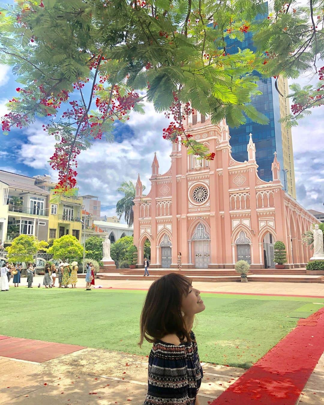 のインスタグラム：「ダナン大聖堂⛪️ なんてきれいなピンクなの！！！ 写真では伝わらないかもしれないけど、実際大きくて威圧的な雰囲気もあったよ。 今私たちはかわいい！って観光してるけど、当時教会をこのピンクにしよう！って作ったときどんな感覚だったんだろう。  #ダナン #ベトナム #Vietnam #ダナン大聖堂 #世界でいぇい #辻詩音 #traveling #girlstravel #etour #イーツアー」