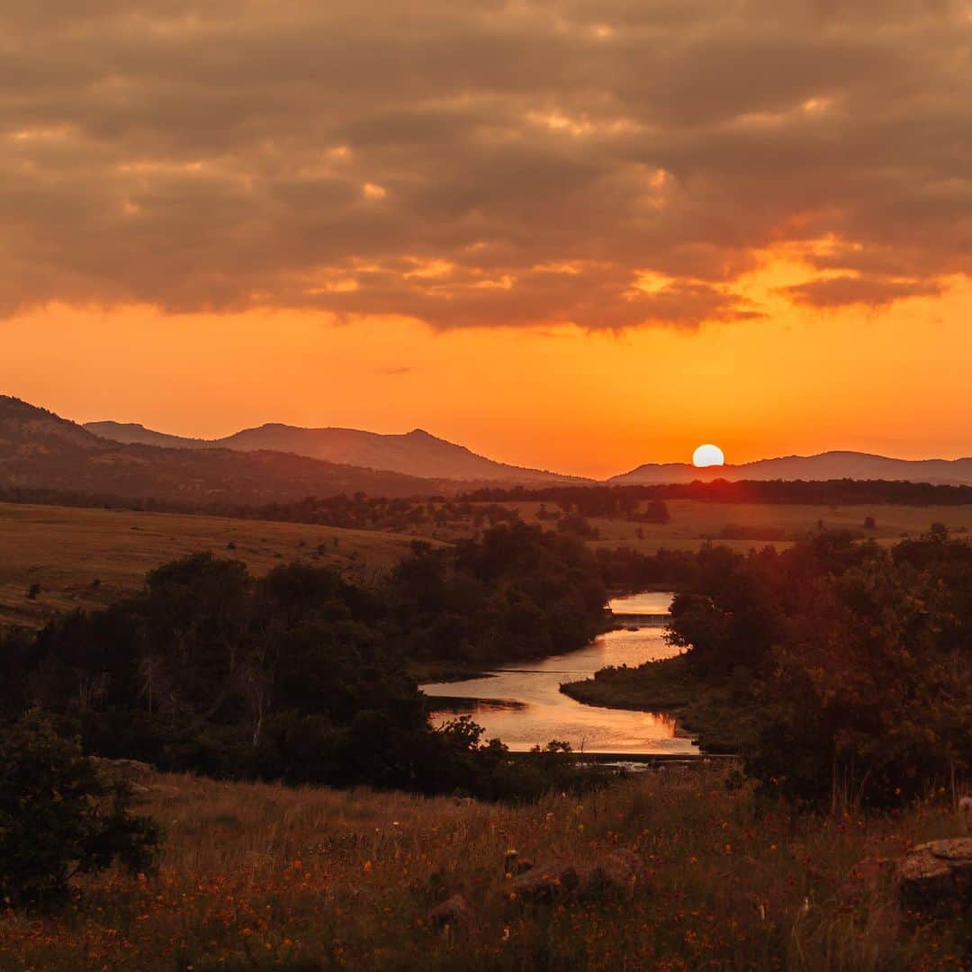 アメリカ内務省さんのインスタグラム写真 - (アメリカ内務省Instagram)「Photographer Saxon Smith loves making the drive out to #WichitaMountains National #WildlifeRefuge in #Oklahoma. It’s a great place to escape the city and explore a lovely natural area. “After a gorgeous hike among wildflowers and blooming cacti this spring, we stayed in the refuge until dusk to see the sunset before heading home. As with most Oklahoma sunsets - especially with the backdrop of our beautifully worn and ancient Wichita mountains - it did not disappoint.” Photo courtesy of Saxon Smith (@saxon.n.smith). #travel #usinterior #nationalwildliferefuge」8月13日 0時18分 - usinterior