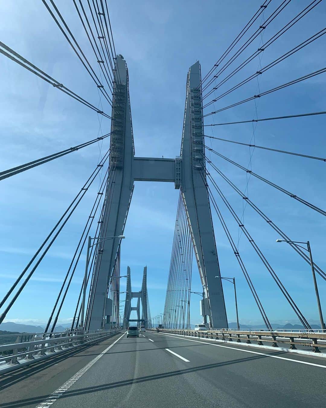 のインスタグラム：「何年振りかの瀬戸大橋！！！ 日本の色んな県を繋ぐ 大きな橋は沢山あるけれど、 私はやっぱり瀬戸大橋が1番好き♡  日本の東京タワー と同じくらい 心のシンボル💓  そして静かに流れる 瀬戸内海は 日の出から日没まで 様々な顔を持ち それぞれ 心をくすぐる美しさがある✨  島々から覗く夕陽は格別‼︎ 日本の宝❣️ 瀬戸大橋を通る度に 溜息が出る程の美しさです✨  #瀬戸大橋 #瀬戸内海 #日本の宝 #日本の絶景 #香川と岡山を結ぶ橋」