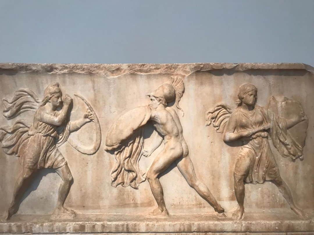 アレクシマビーユのインスタグラム：「Athlètes @national_museum_of_athens #marble #refined #sculpture #frise #basrelief #gym #boys #eros #fierce #pastels #soft#palette」