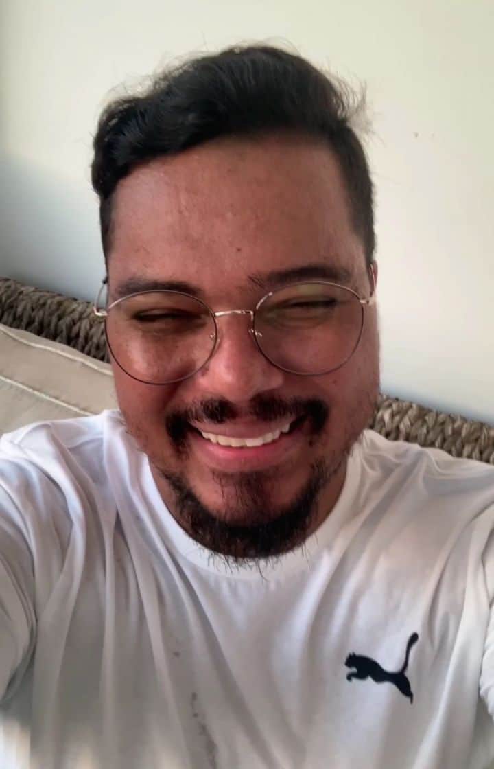 Sorriso Marotoのインスタグラム：「Obrigado a todos vocês por tantas orações e energias positivas enviadas ao nosso Cantor. Não vemos a hora de voltar aos palcos pra retribuir tudo isso em forma de música! Amamos vocês ❤️ #ObrigadoSenhor」