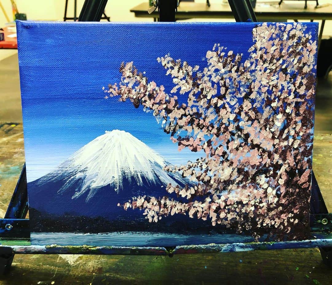 マックス・セットレージのインスタグラム：「I don’t know if I’ve shared this but I’m taking a beginners acrylics class!  This piece is called “it’s snowing on Mt. Fugi”  @gamegrumps」