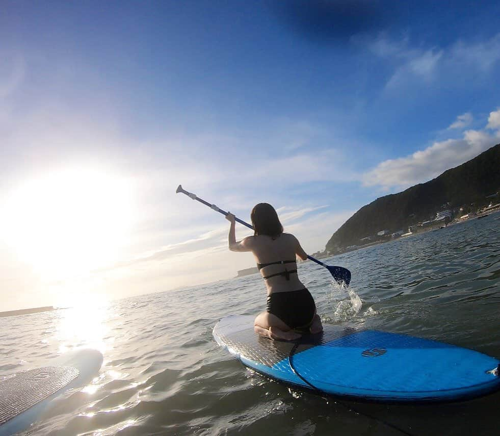 神谷由香さんのインスタグラム写真 - (神谷由香Instagram)「初サップ🏄‍♀️✨ サンセットの時間に合わせて太陽に向かってこぎこぎ🌅  初めは立つの怖かったけど段々波にも慣れてきて 気持ちよくなって寝そうになった😴笑  今年の夏後何回できるかな〜〜😆😆😆」8月13日 0時26分 - kamiya_yuka_