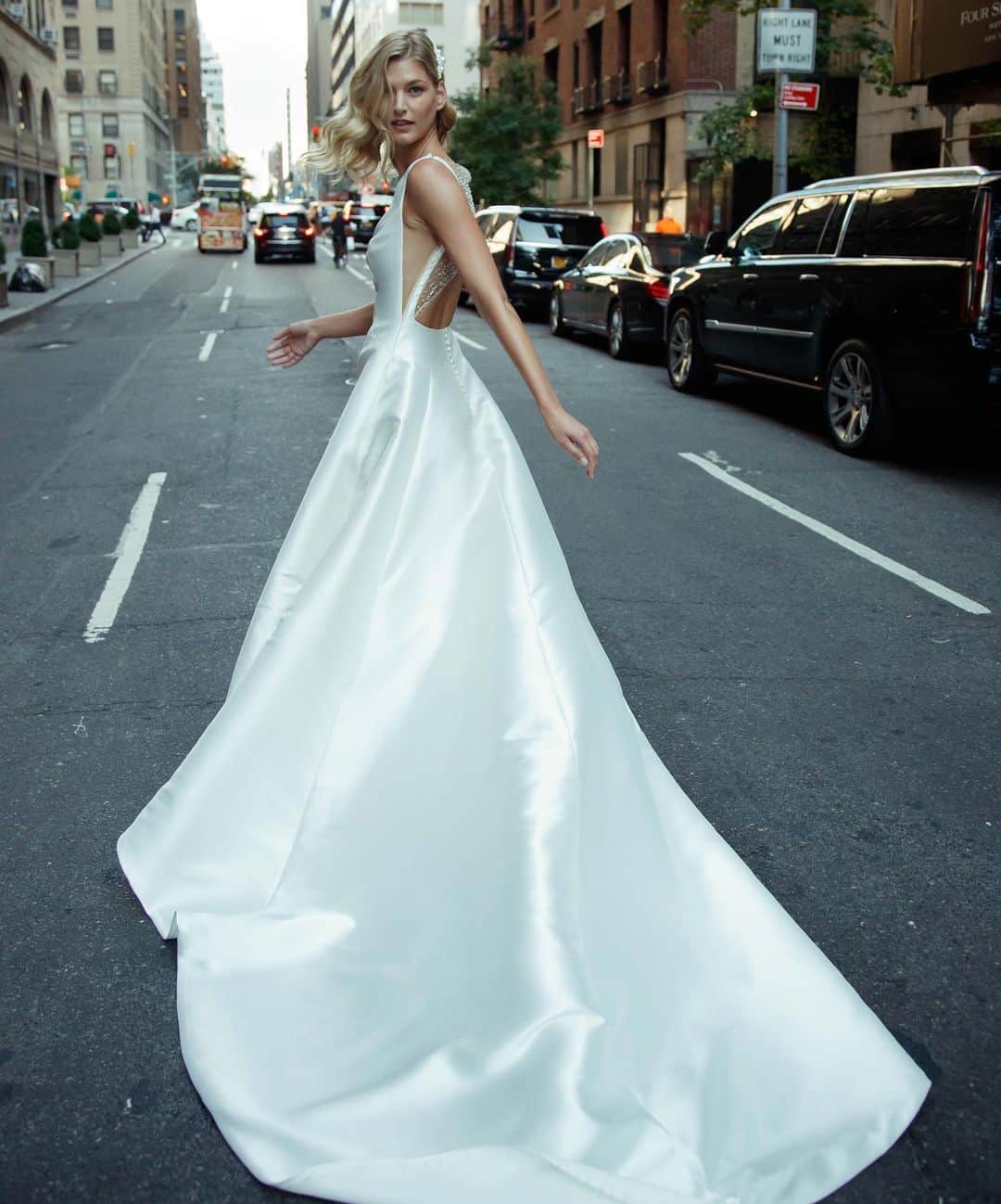 Pronoviasさんのインスタグラム写真 - (PronoviasInstagram)「The Morning dress & the city of dreams. Come and visit our store in New York and make all your dreams come true. #PronoviasNYC #PronoviasExperience」8月13日 0時37分 - pronovias