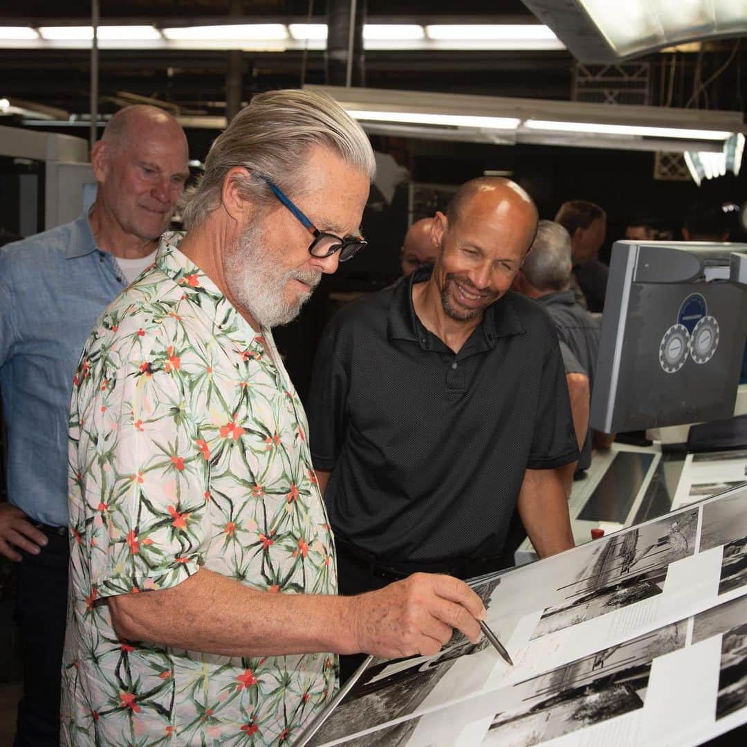 ジェフ・ブリッジスさんのインスタグラム写真 - (ジェフ・ブリッジスInstagram)「Finally putting ink on paper…doing my press check with the awesome team at Dual Graphics in Brea, CA. What a fun day!」8月13日 0時39分 - thejeffbridges