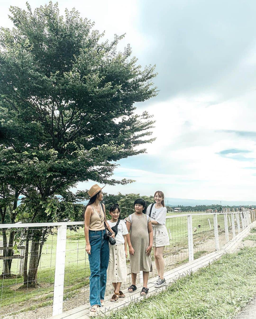 島野ミキさんのインスタグラム写真 - (島野ミキInstagram)「・ ・ 夏休みって事であゆ親子と久しぶりの那須へ✨ 那須どうぶつ王国に﻿行ってきたよ🦁🐻🦊🐴﻿ タイミング良くバードショーの﻿ 時間だったからまずはそれを見に行ってきたょ𓅯  バードショーゼッタイ見た方がいい！！﻿ 迫力満点で超楽しかった（≧∇≦） 絶対子供も喜ぶやつ❤️﻿ 終わったらタダで鷹🦅と写真も撮れるよ‼️ ←(タダとか最高😂) ﻿その他に羊さん達に餌やりしたり🐏🐑 カンガルー触ってきたんだけど あまりにもムキムキなボス的なのいて恐ろしかった🦘w 子供達も楽しんでくれたみたいで連れてきて良かったな(*´꒳`*) ・ ・ #PR #那須どうぶつ王国 #夏休み #テーマパーク #レッサーパンダ #涼しい #動物園 #レジャー #屋内#バードショー#鷹#hawk#타카#リンクコーデ#親子リンクコーデ#栃木#栃木旅行 #fashion#ootd#那須#那須旅行#那須観光#tochigi#ponte_fashion #mamagirl」8月13日 0時49分 - miki_shimano