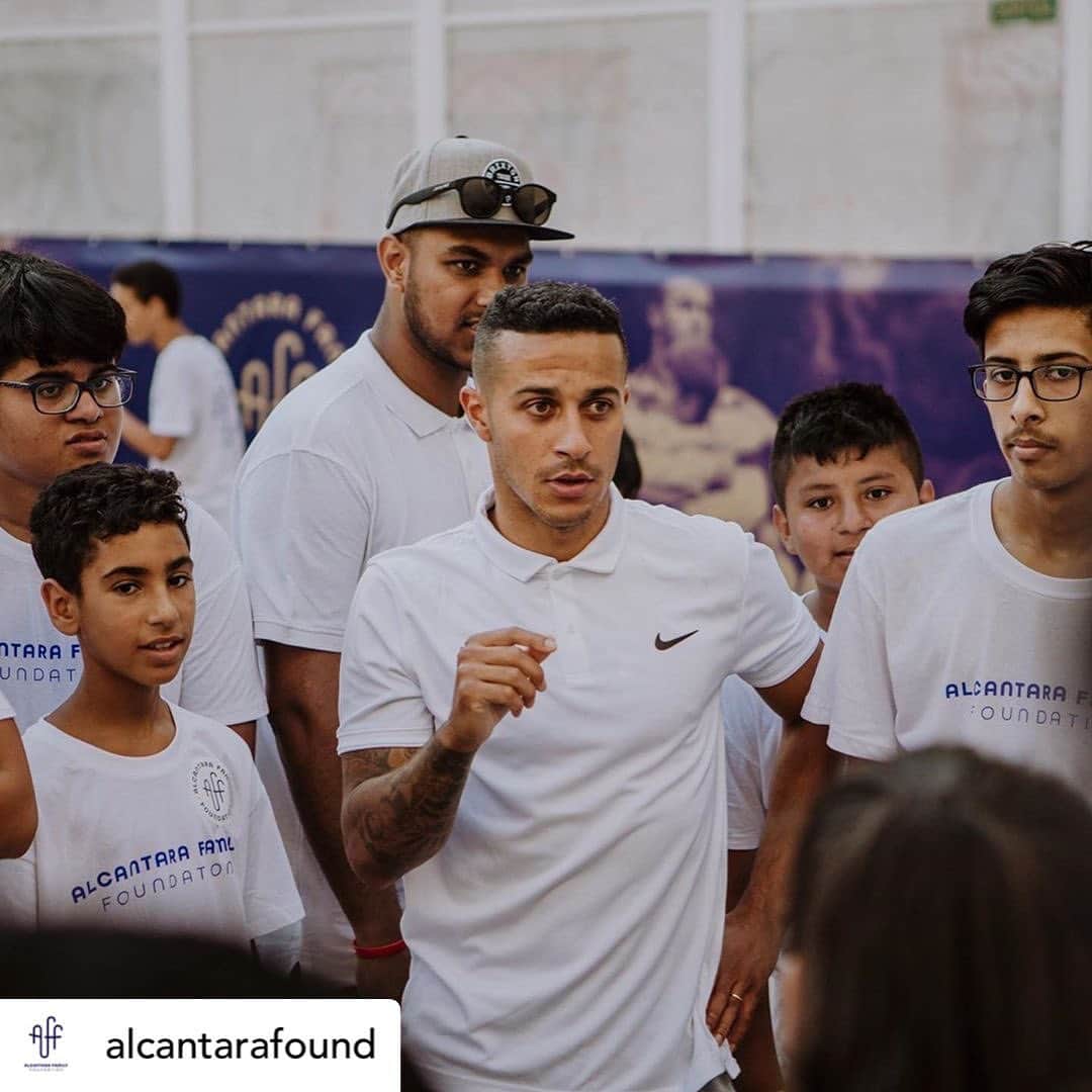 ティアゴ・アルカンタラのインスタグラム：「Seguimos @alcantarafound 💪🏾」