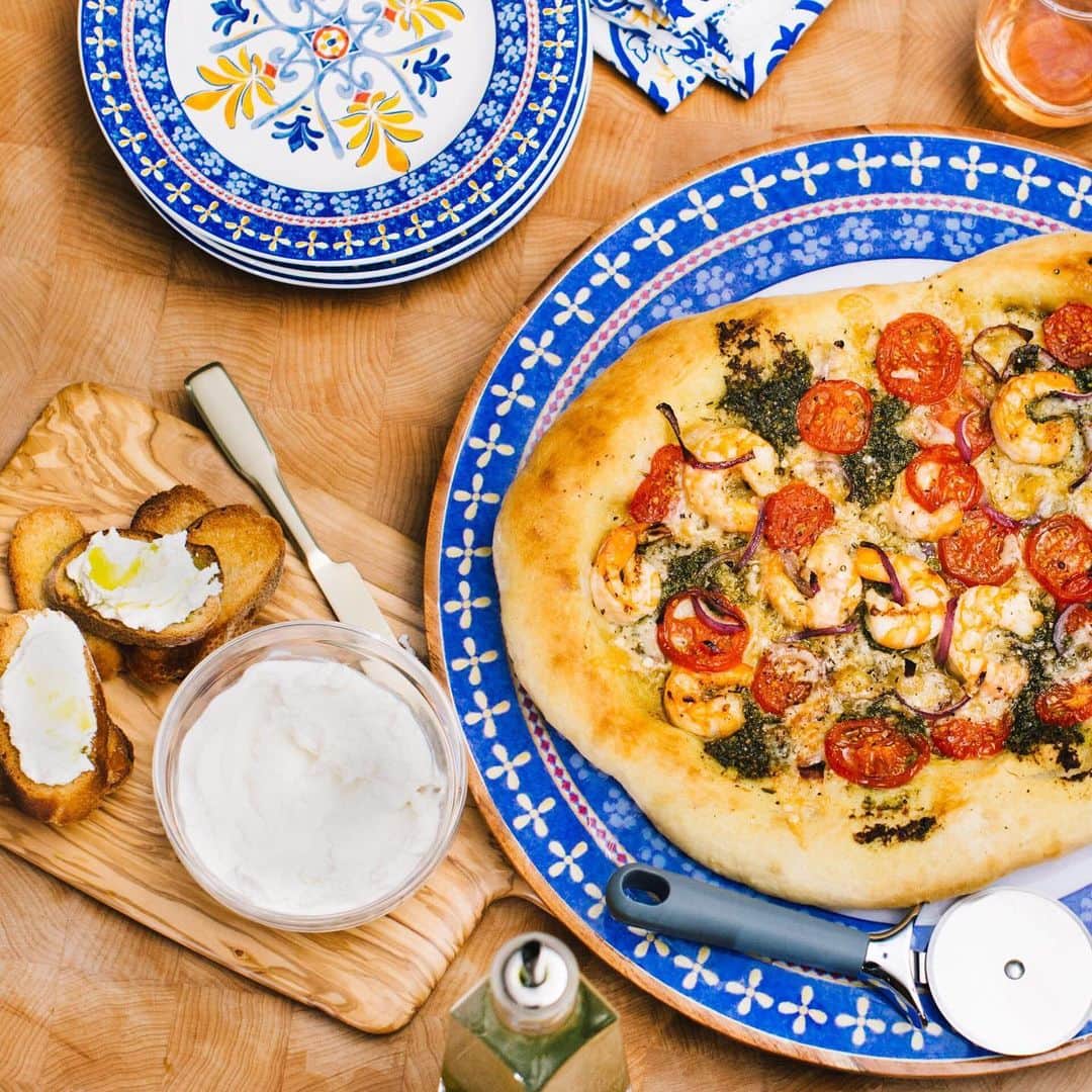 マーサ・スチュワートさんのインスタグラム写真 - (マーサ・スチュワートInstagram)「Transform your kitchen into the Tuscan countryside with Martha's new Italian-inspired collection of dinnerware, linens, cooking tools, and more available @macys. A delicious homemade pizza will complete the look! Visit the link in bio to shop. 👆🏼」8月13日 0時42分 - marthastewart