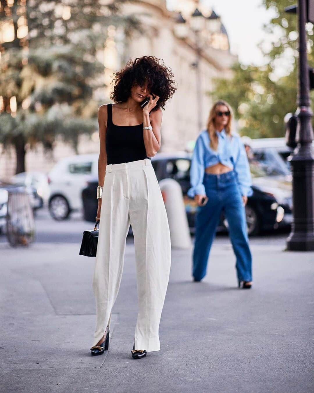 WHO WHAT WEARさんのインスタグラム写真 - (WHO WHAT WEARInstagram)「Trousers are the new jeans. Ultra-long, loose, relaxed pants are making us rethink our denim for fall. Tap our link for more on the sophisticated trend. #HighlyDocumented photo: @thestylestalkercom, @filis_pina, @emilie_tla, @slipintostyle, @modedamour」8月13日 0時48分 - whowhatwear
