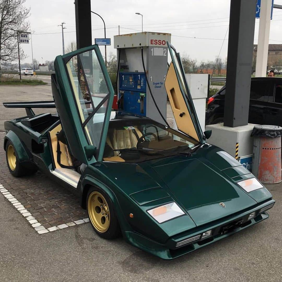 CarsWithoutLimitsさんのインスタグラム写真 - (CarsWithoutLimitsInstagram)「Green/Gold Countach Photo @adelchi1975romano  #carswithoutlimits #lamborghinicountach #countach」8月13日 0時51分 - carswithoutlimits