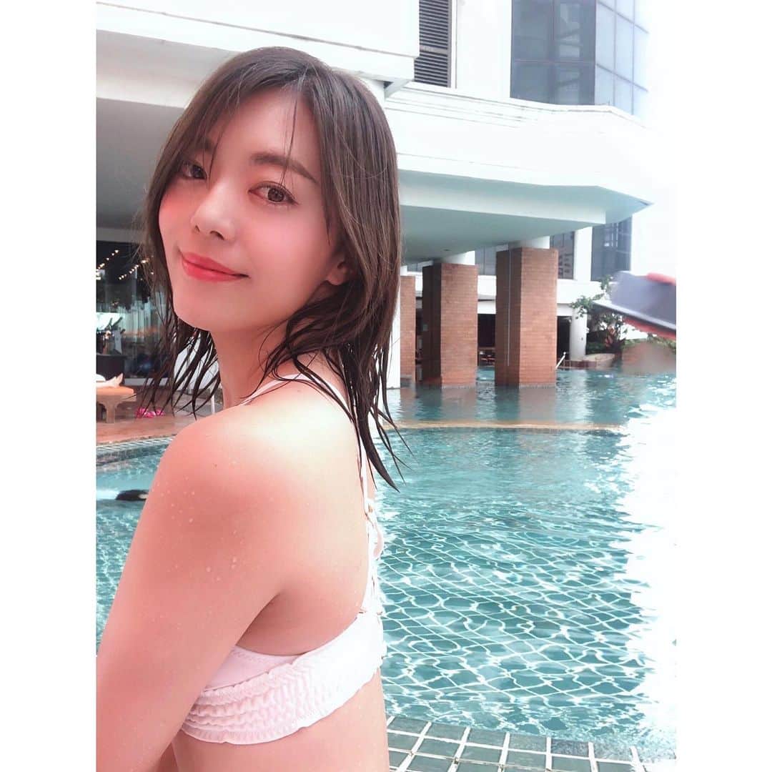 今村仁美さんのインスタグラム写真 - (今村仁美Instagram)「ホテルのプール♡ 明日はまた別のホテルだから、ルブアは今日でお別れ～🥺 あたしの夏休みもあと3日！🕺 日本の皆さん、なにしてるー？ . . . #Trip#love#Thailand#happy#pool#bikini #girl #smile」8月13日 0時51分 - imamura_hi