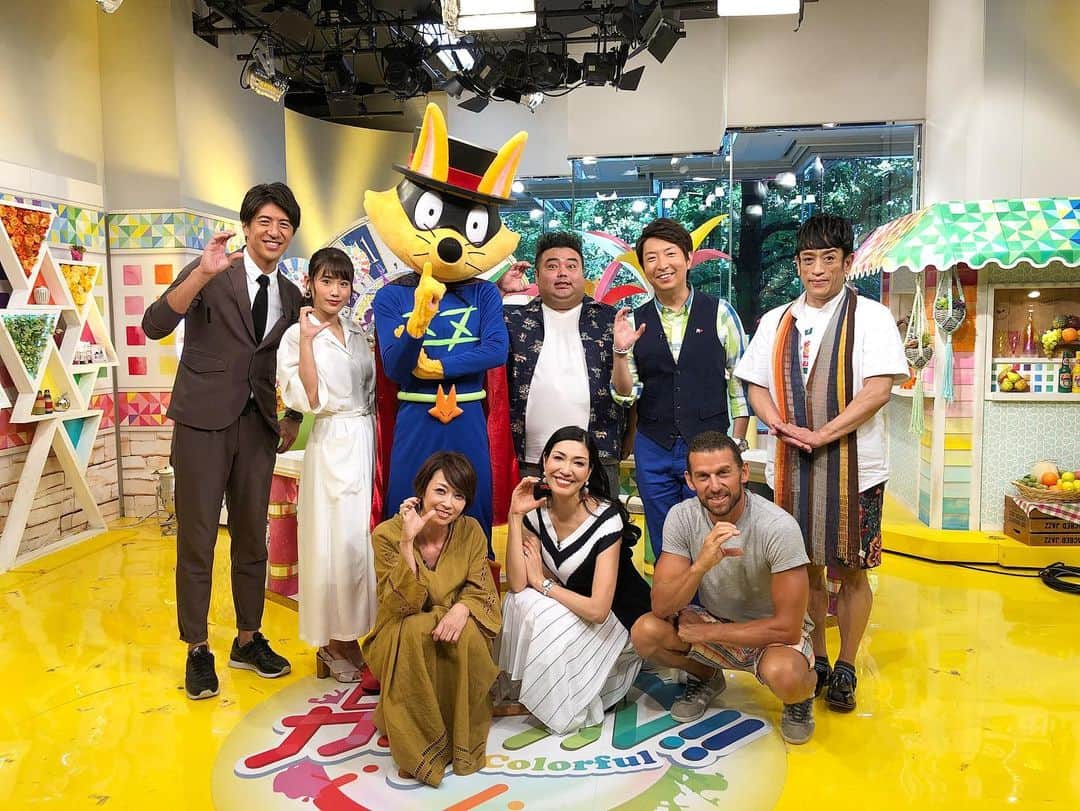秋山ゆずきのインスタグラム：「. . ゾロリと長友さんと #日曜はカラフル お邪魔しました❣️ . . ゾロリさんともうすぐお稽古はじまります。 たくさんの子供達に会えますように🦊💖 . もちろん、大人の皆さんも！🌸 . . #かいけつゾロリ」