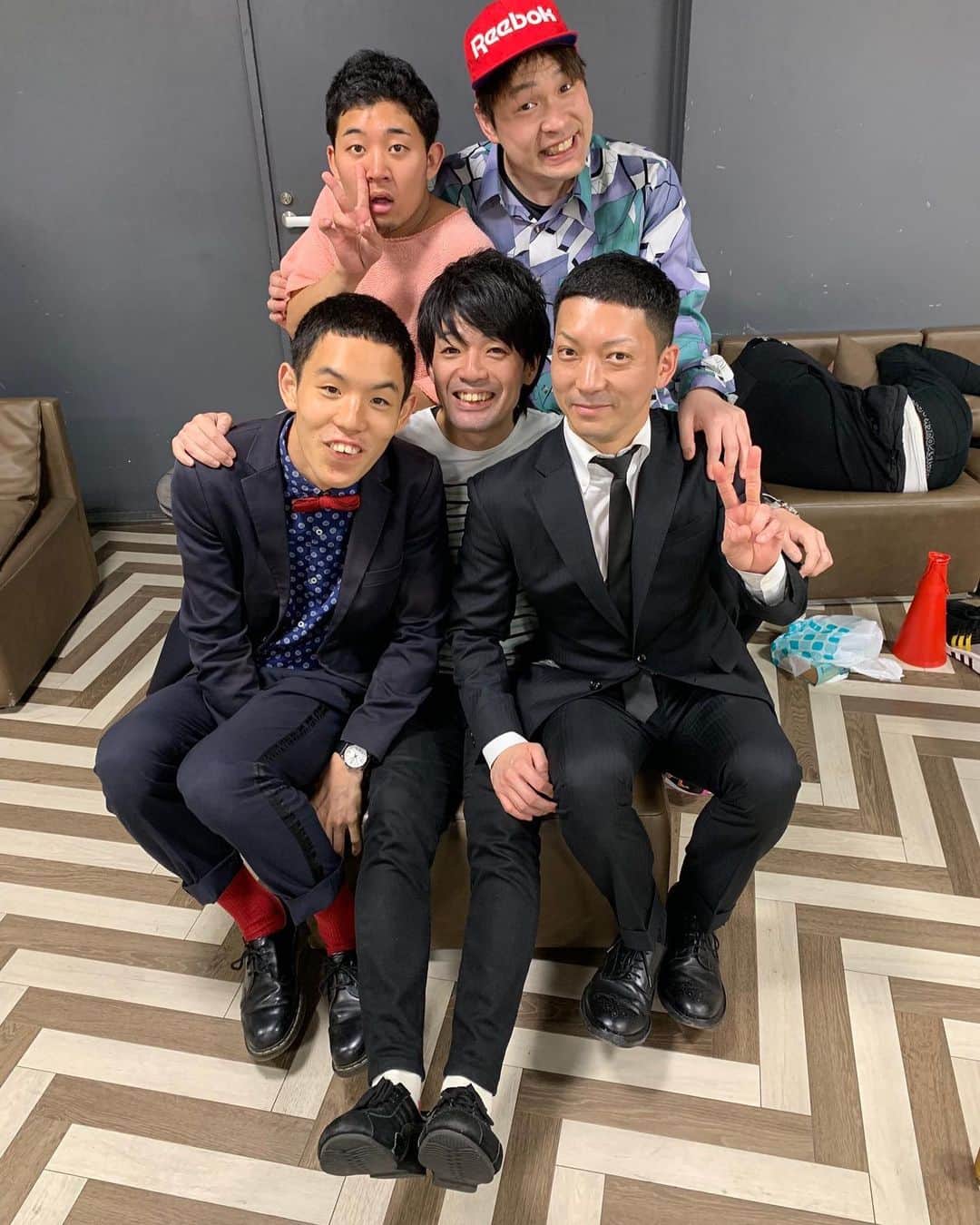 石橋遼大（四千頭身）さんのインスタグラム写真 - (石橋遼大（四千頭身）Instagram)「猫みたいに撮る写真増えてきたなぁ まだまだ撮らないと ・ ・ #猫 #アイロンヘッド さん #辻井 さん #ナポリ さん #四千頭身 #レギュラーメンバー #山さん #漫画の最終巻みたいな集合写真」8月13日 0時54分 - 4000ishibashi