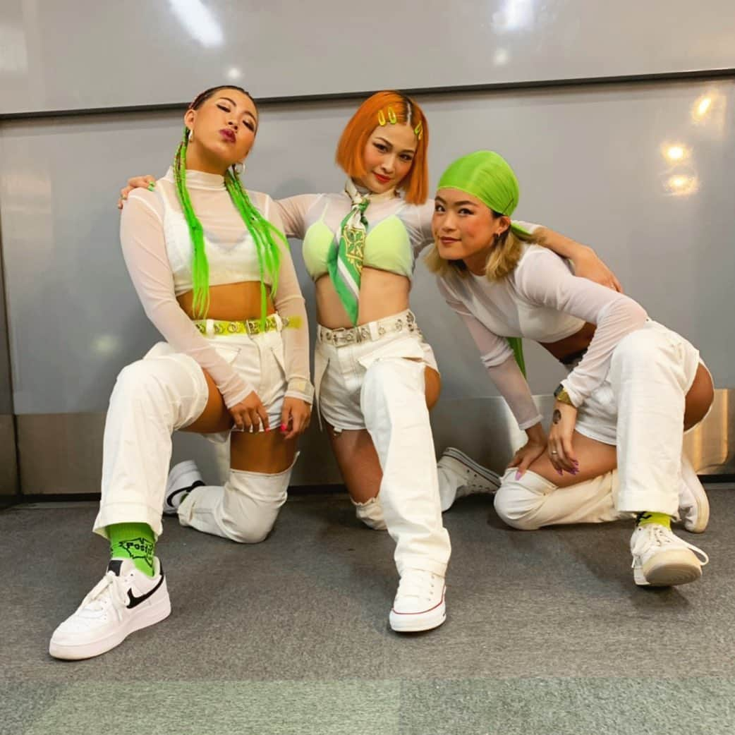 HARUKA MUTOさんのインスタグラム写真 - (HARUKA MUTOInstagram)「💚💚 この2人なしじゃ語れない。 今回アシスタントしてくれたHARUKA CREWの AKARIとMAi🔫 2人とは6,7年の仲。若くてピチピチだった2人も今や立派な大人で、生徒さん達の憧れの存在に。 2人の成長を見れて嬉しいし、何より心強かった🌺 本当にありがとう❤️ ・ 子育ての両立は決して簡単ではなく、焦りもあるし、常に時間との戦い。 私は器用な方でも無いし、切羽詰まる事も沢山あったけど、でもやっぱり今回挑戦して良かったなと思う！ ママだから出来ない。事なんてない。 諦めるなんて悔しいやん。 時間は今までの何倍もかかるけど、１つにかける想いが強くなり、精神的にも強くなる笑。 少しナンバーはお休みするけれど、また何か面白い事出来たらいいな😌💎🙏 今回も沢山の人に助けてもらいながら無事に終えれた。 本当に本当に感謝！！！✨ そして本日8/13 @mai.tahara Happy Birthdayyyyyy❤️🎂 #harukamuto #harukamutonumber  #choreographer #ママダンサー #出会った時はあどけなかった2人 #それが今や立派なダンサーへ #親の気持ちw #うれぴ」8月13日 0時55分 - haruka_muto