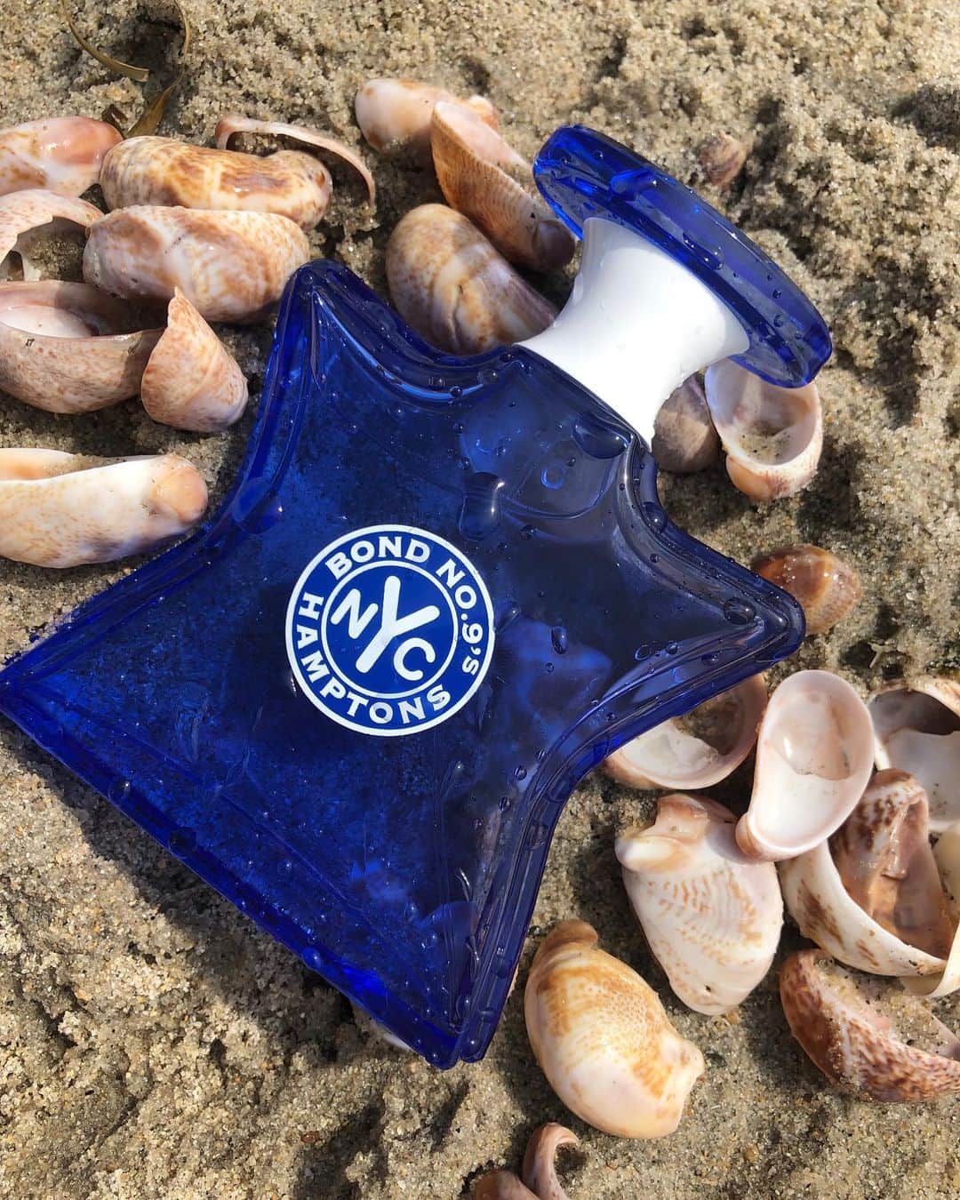 のインスタグラム：「Hamptons is a male-female beach scent, combining lush florals with a woody musk that lingers like a creamy ocean mist.  #bondno9 #bondno9ny #newyork #newyorkcity #nyc #beach #summer #hamptons #fragrance #perfume #love」