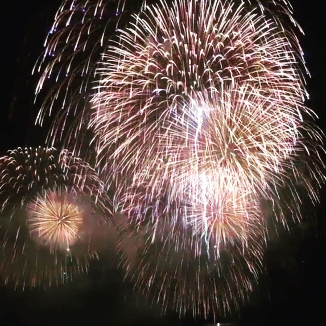 JULIANさんのインスタグラム写真 - (JULIANInstagram)「Fireworks Festival🎆 #fireworks #fireflower #fireworkshow #🎆 #HANABI #japan_night_view  #花火 #花火大会 #神戸 #神戸花火大会  #みなとこうべ海上花火大会  #浴衣  #打ち上げ花火 #ハーバーランド #祭り #お祭り #夏 #夏祭り#海 #夏休み #お盆 #お盆休み  #夏の思い出  #夜景 #夜空 #綺麗 #景色 #フォトジェニック #インスタグラマー #インフルエンサー」8月13日 1時00分 - julian_official_jp