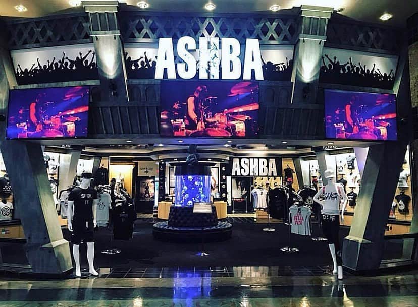 DJアシュバさんのインスタグラム写真 - (DJアシュバInstagram)「Come hang @ashbaclothing when your in Las Vegas, located on the 2nd Floor of the @stratvegas and check out our wide variety of clothing both for men, women and kids! Killer graphic tees, casual tees, sweatpants, hoodies, baggy beanies that you can customize right on the spot with your. Choice of stitches or patches, memorabilia and much more! Book yourself a personal meet n greet and take home one of my stage played autographed guitars, or just come say hey and kick it by our shark tank that was featured on @animalplanet hit TV show TANKED. Hope to see ya here!! 🦇」8月13日 1時07分 - ashba