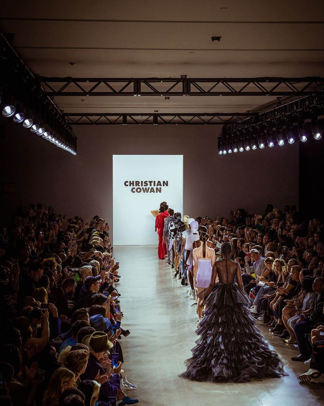 NYFW（ニューヨークファッションウィーク）さんのインスタグラム写真 - (NYFW（ニューヨークファッションウィーク）Instagram)「It's Monday, the world is your runway. 🌎 #NYFW finale walk for @christiancowan 📸 by @smallgirlbiglens」8月13日 1時03分 - nyfw